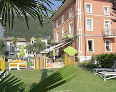 Khách sạn Holiday Iv Gardan (Riva del Garda, Ý)