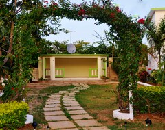Khách sạn Mom's Village Resort (Runaway Bay, Jamaica)