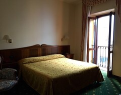 Hotelli Hotel Pavone (Angera, Italia)