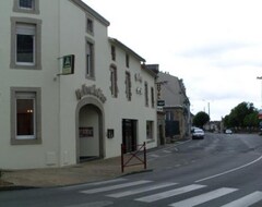 Otel Logis - La Boule d'Or (Bressuire, Fransa)