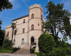 Khách sạn Castello Montegiove (Fano, Ý)