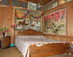 Hotel Houseboat New Shamus Maqbool (Srinagar, India)