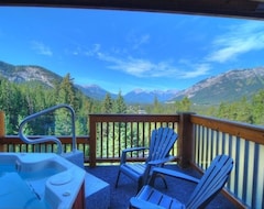 Toàn bộ căn nhà/căn hộ Bright + Modern Banff Getaway In A Great Location Private Jacuzzi! (Banff, Canada)