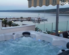 Hele huset/lejligheden Luxury Apartment By The Sea With Private Whirlpool And Terrace 50m2 (Posedarje, Kroatien)