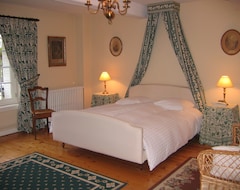 Bed & Breakfast Domaine du Château de Marchangy (Saint-Pierre-la-Noaille, France)