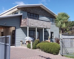 Hele huset/lejligheden Accommodate Over 2o - Absolute Ocean Front. (Maketu, New Zealand)