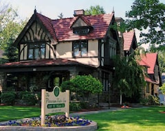 Hotel The Victorian Tudor Inn (Bellevue, USA)