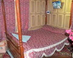 Hotel Aristotle Houseboat (Srinagar, India)