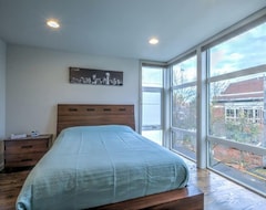 Toàn bộ căn nhà/căn hộ Modern Home With Rooftop Oasis (Seattle, Hoa Kỳ)