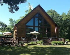 Entire House / Apartment Beautiful Secluded Home On Lake Washington. Family And Pet Friendly (Darwin, USA)
