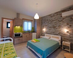 Hotel Holiday Rooms (Otzias, Greece)