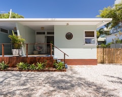 Toàn bộ căn nhà/căn hộ Two Beachside Cottages - Across From The Beach (Bilinga, Úc)