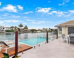 Tüm Ev/Apart Daire Breathtaking 4br Resort Like House Right Near Wurtulla Beach With Infinity Pool (Kawana Waters, Avustralya)