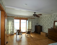 Entire House / Apartment Classic Lake Cottage On Torch Lake (Alden, USA)