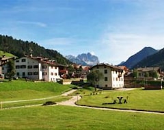 Khách sạn Val Di Fassa (Soraga, Ý)