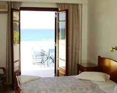 Хотел Irini's Rooms (Камари, Гърция)