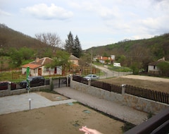 Khách sạn Izvorite (Malko Tarnovo, Bun-ga-ri)