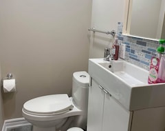 Hotel New, Clean And Quiet Entire Basement With Fully Amenities For Short Term Guests. (Niagara Falls, Canada)