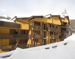 Otel Monolocali Alberti - Des Alpes (Madonna di Campiglio, İtalya)