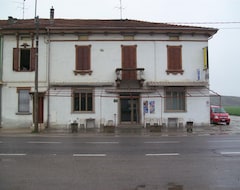 Otel La Favorita (Casalmaggiore, İtalya)