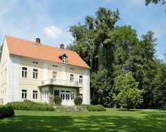 Entire House / Apartment Rezidence V Parku (Dobrìš, Czech Republic)