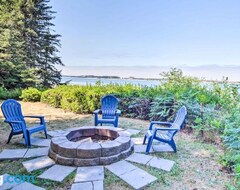 Entire House / Apartment Enchanting Coos Bay Sanctuary With Lush Views! (Coos Bay, USA)