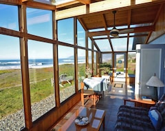 Entire House / Apartment Lands End: On A Beach W/private Access. Hot Tub, Fenced Pet Yard. Book Early ! (Gold Beach, USA)