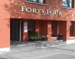 Khách sạn Forty Four Main Street (Swords, Ai-len)