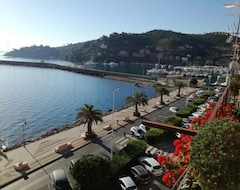 Toàn bộ căn nhà/căn hộ Apartment With 2 Bedrooms In Porto Santo Stefano, With Wonderful Sea View And Furnished Balcony - 80 M From The Beach (Monte Argentario, Ý)