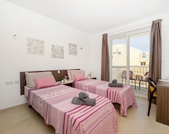 Hotel Summer Breeze Penthouse With Private Hot Tub & Terrace With Panoramic Views, By Getawaysmalta (Mellieha, Malta)
