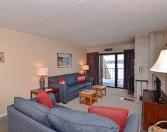 Entire House / Apartment 207b- Unique One Bedroom Lakefront Condo W/ 2 Queen Beds And 2 Fireplaces! (Oakland, USA)