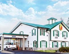 Hotel Super 8 by Wyndham 100 Mile House (100 Mile House, Canada)