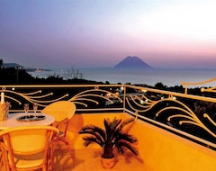 Khách sạn Blu Tropical Resort (Zambrone, Ý)