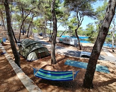 Kamp Alanı Holiday (Jelsa, Hırvatistan)