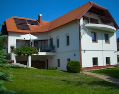 Căn hộ có phục vụ Kamilla Villa (Balatonkenese, Hungary)