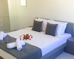 Hotel Anna Maria Rooms Santorini (Perissa, Greece)