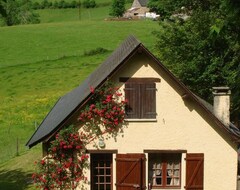 Koko talo/asunto Small house, (Issor, Ranska)