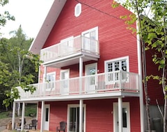 Entire House / Apartment Le Chalet Rouge (New Richmond, Canada)