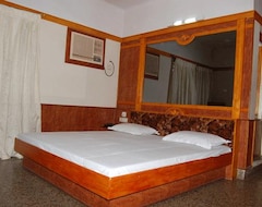 Hotel New Tirupur Lodge (Varanasi, India)