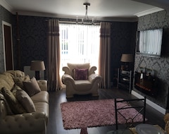 Entire House / Apartment Spacious House & Garden With Plenty Of Parking (Liverpool, United Kingdom)
