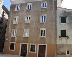 Pensión Rooms Piazzetta (Cres, Croacia)