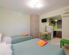 Hotel Holiday Rooms (Otzias, Greece)