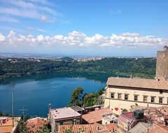 Toàn bộ căn nhà/căn hộ Romantic apartment with spectacular views over the lake and sea (Nemi, Ý)