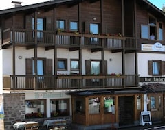 Khách sạn Albergo Dolomiti (Varena, Ý)