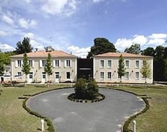 Khách sạn Domaine Du Pont De L'Eyre (Salles, Pháp)