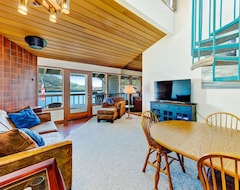 Entire House / Apartment Dog-friendly, Riverfront Condo W/ A Full Kitchen & Stunning Views (Gold Beach, USA)