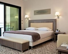 Hotel Villa Azur (Villeneuve-Loubet, France)