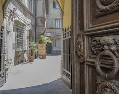 A Palazzo Busdraghi, period hotel (Lucca, Italy)