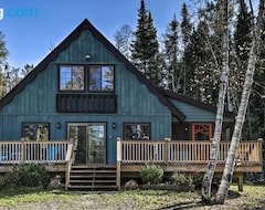 Cijela kuća/apartman Charming Lake Placid Chalet With Deck And Fireplace! (Lake Placid, Sjedinjene Američke Države)