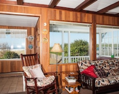 Toàn bộ căn nhà/căn hộ The ideal rustic oceanfront beach house in Rockaway with direct beach access! (Rockaway Beach, Hoa Kỳ)